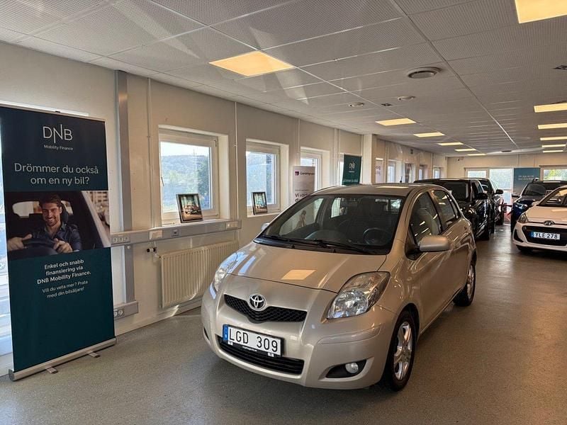 Ljusbrun (brun) Begagnad 2011 Toyota Yaris Halvkombi | 49 900 kr (Marknadspris) - Bild 1/4