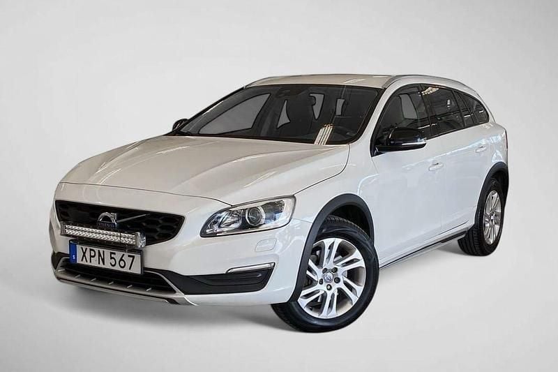 Vit Begagnad 2015 Volvo V60 CC Momentum Kombi | 159 900 kr (Marknadspris) - Bild 1/4