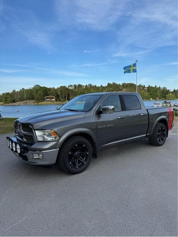 Grå Begagnad 2011 RAM 1500 Pickup | 199 000 kr (Marknadspris) - Bild 1/4