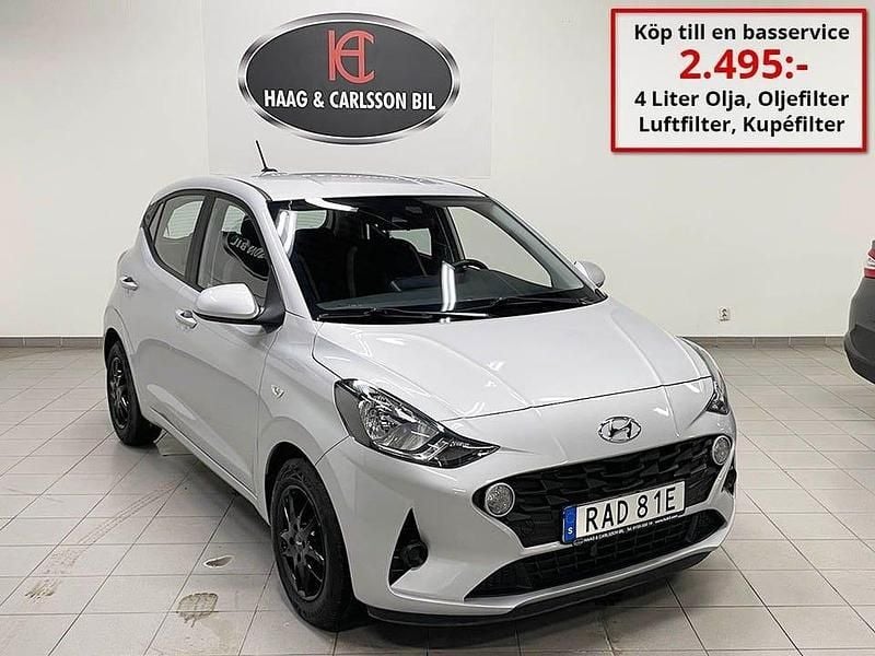 Grå Begagnad 2022 Hyundai i10 Essential Halvkombi | 134 900 kr (Marknadspris) - Bild 1/4