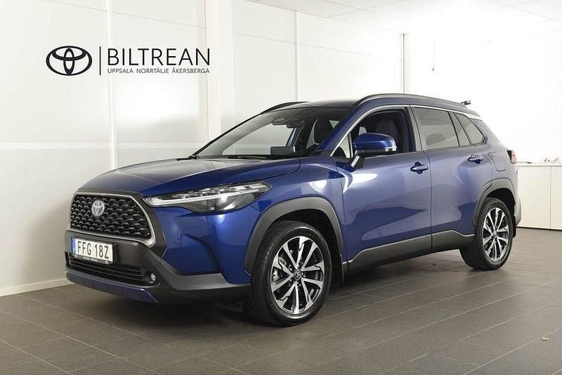 Mörkblå Begagnad 2022 Toyota Corolla Cross Style SUV | 349 900 kr (Bra pris) - Bild 1/4