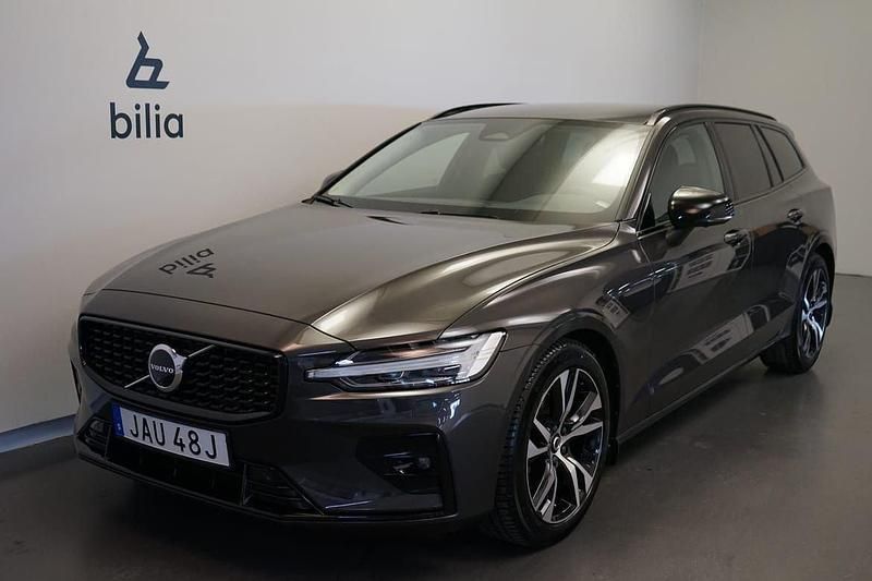 Grå Begagnad 2024 Volvo V60 Plus Kombi | 399 500 kr (Marknadspris) - Bild 1/3