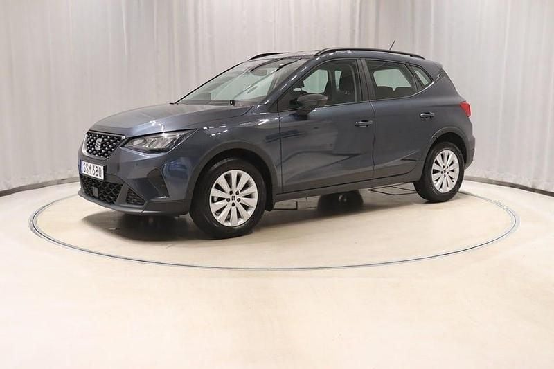 Grå Begagnad 2024 Seat Arona SUV | 184 800 kr (Marknadspris) - Bild 1/4