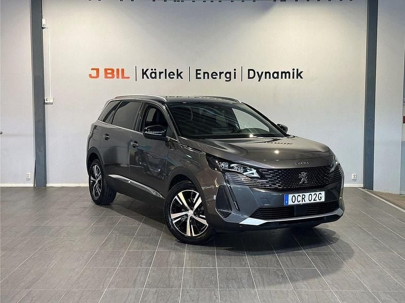 Grå platinum Begagnad 2023 Peugeot 5008 GT Minibuss | 319 900 kr (Marknadspris) - Bild 1/4