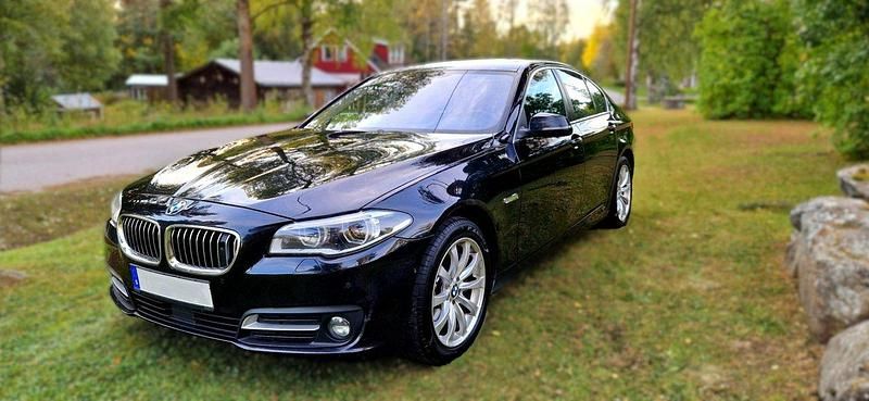 Svart Begagnad 2015 BMW 530 Comfort Edition Sedan | 148 000 kr - Bild 1/4