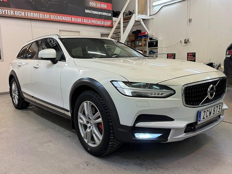 Begagnad Volvo V90 CC Momentum 190 HK (139 kW) 2017 Vit Kombi