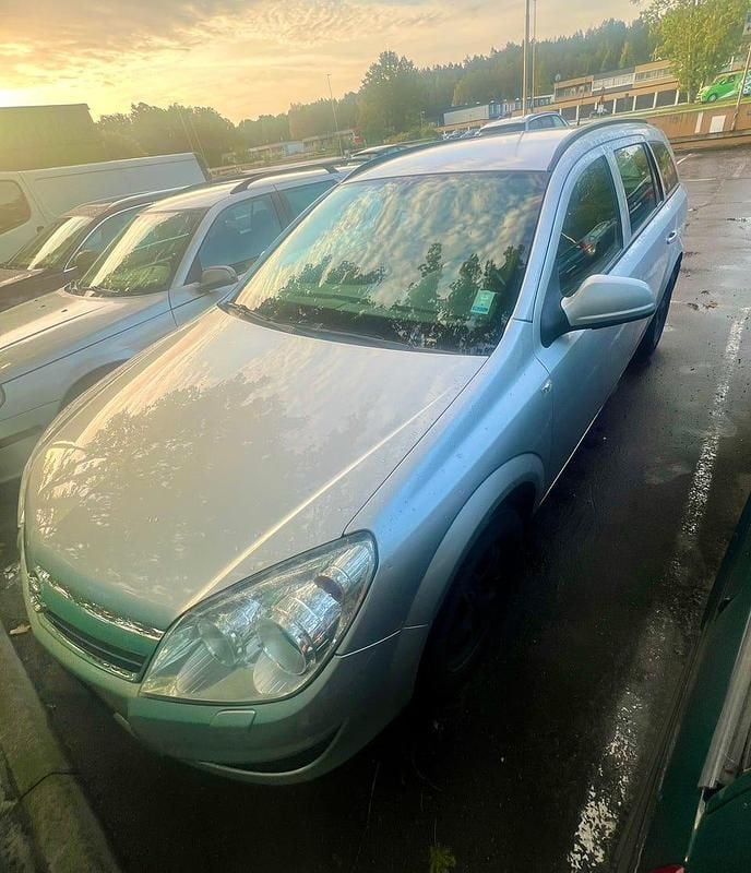 Begagnad Opel Astra 110 HK (80 kW) 2010 Grå metallisk