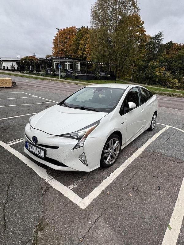 Vit Begagnad 2016 Toyota Prius Halvkombi | 170 000 kr (Marknadspris) - Bild 1/4