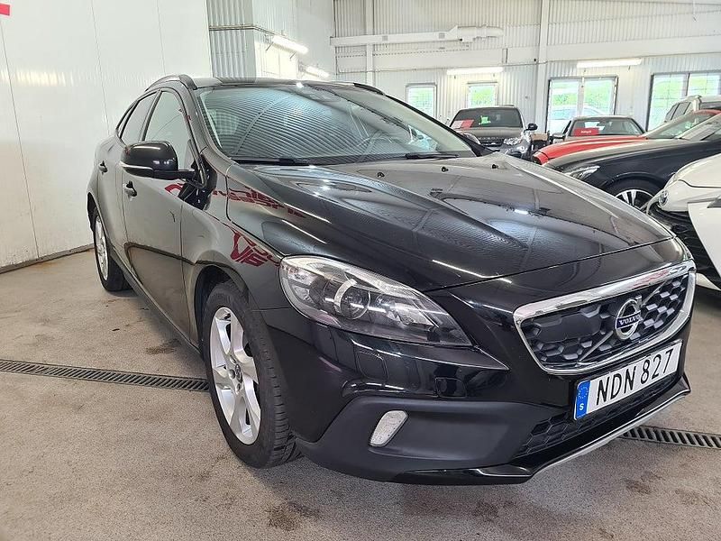 Begagnad Volvo V40 150 HK (110 kW) 2016 Svart Halvkombi