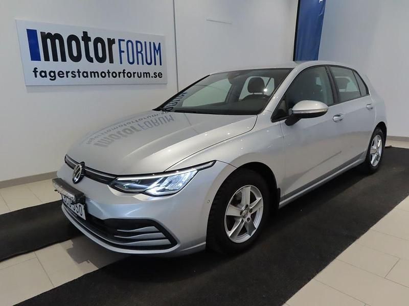 Silver Begagnad 2021 VW Golf VIII S Halvkombi | 209 000 kr (Bra pris) - Bild 1/4
