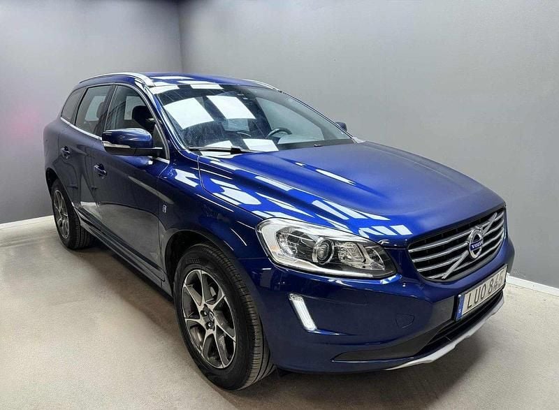 Blå Begagnad 2016 Volvo XC60 Ocean Race SUV | 159 900 kr (Marknadspris) - Bild 1/4