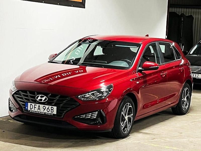 Rödmet Begagnad 2022 Hyundai i30 Essential | 174 900 kr (Marknadspris) - Bild 1/4