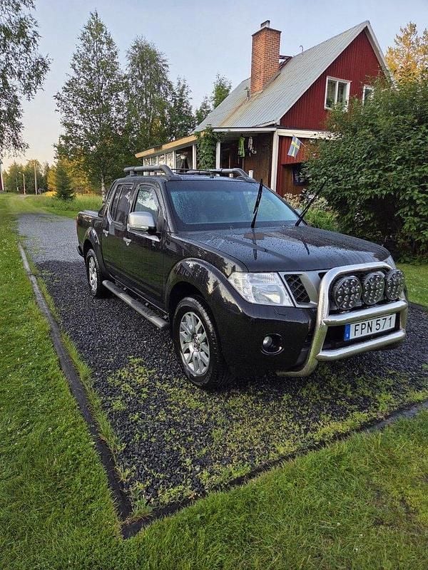 Svart Begagnad 2015 Nissan Navara Pickup | 149 000 kr (Marknadspris) - Bild 1/4