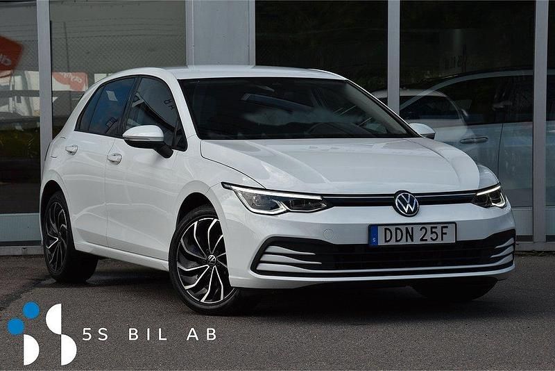 Vit Begagnad 2020 VW Golf VIII Halvkombi | 234 900 kr (Marknadspris) - Bild 1/4