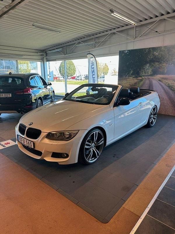 Vit Begagnad 2012 BMW 325 Cabriolet M Sport Cab | 199 000 kr (Bra pris) - Bild 1/4
