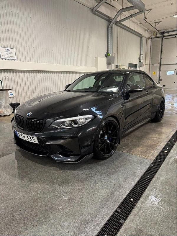 Svart Begagnad 2018 BMW M2 M Performance Sportkupé | 499 000 kr (Marknadspris) - Bild 1/4