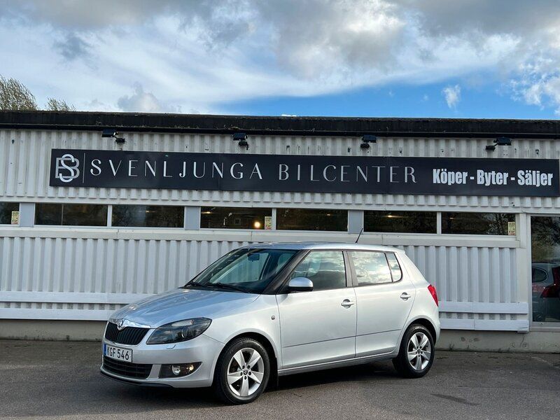 Silver Begagnad 2014 Skoda Fabia Ambiente Halvkombi | 79 900 kr (Marknadspris) - Bild 1/4
