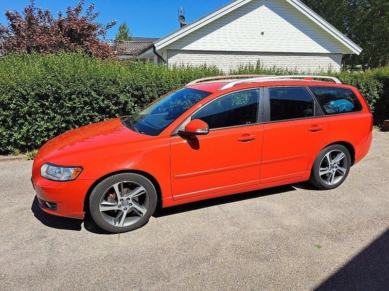 Röd Begagnad 2012 Volvo V50 Momentum Kombi | 25 000 kr (Superpris) - Bild 1/4