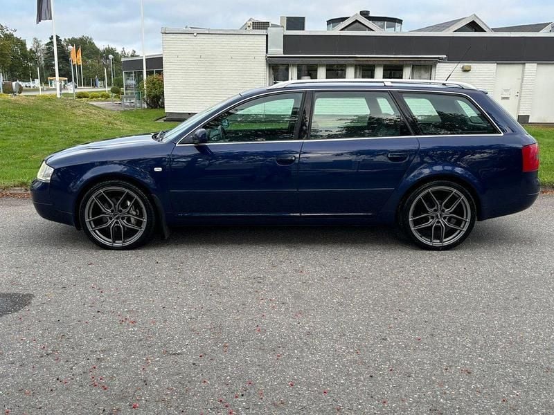 Mörkblå (blå) Begagnad 2000 Audi A6 Kombi | 39 900 kr (Dyr) - Bild 1/4