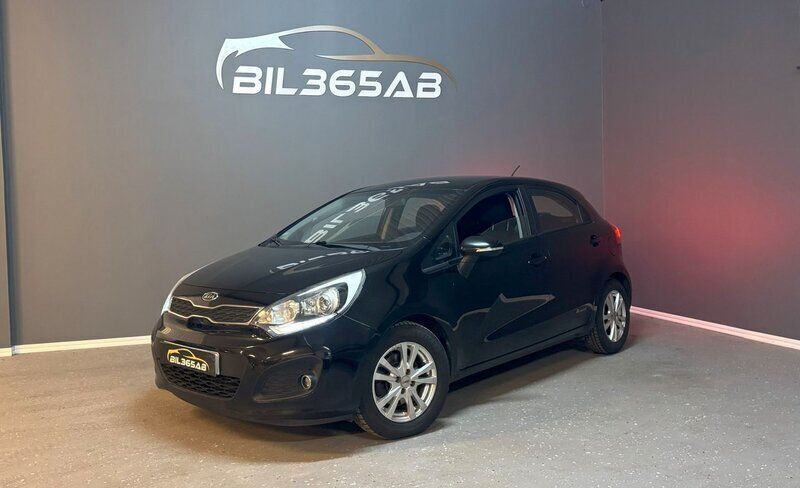 Svart Begagnad 2012 Kia Rio Halvkombi | 64 800 kr (Marknadspris) - Bild 1/4