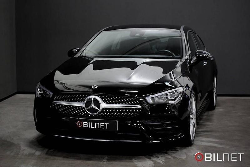 Svart Begagnad 2023 Mercedes CLA200 Shooting Brake AMG Kombi | 314 000 kr (Marknadspris) - Bild 1/3