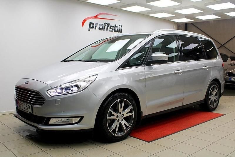 Grå Begagnad 2015 Ford Galaxy Titanium Minibuss | 164 900 kr (Marknadspris) - Bild 1/4