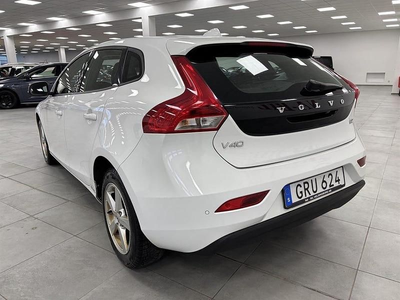 Begagnad Volvo V40 Momentum 120 HK (88 kW) 2017 Vit Halvkombi