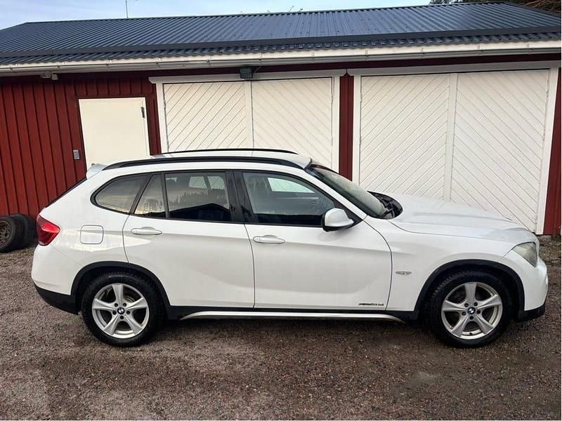 Vit Begagnad 2011 BMW X1 SUV | 55 000 kr (Bra pris) - Bild 1/4