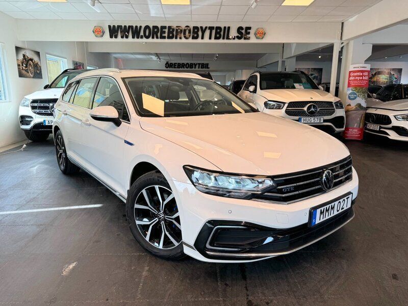 Vit Begagnad 2021 VW Passat GTE Kombi | 294 500 kr (Lite dyr) - Bild 1/4