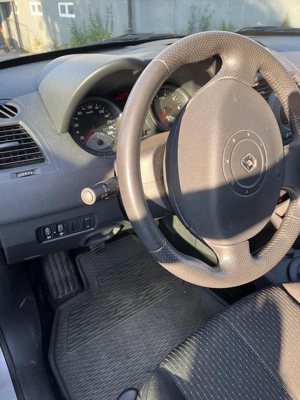 Grå Begagnad 2006 Renault Mégane II Halvkombi | 25 000 kr (Marknadspris) - Bild 1/4