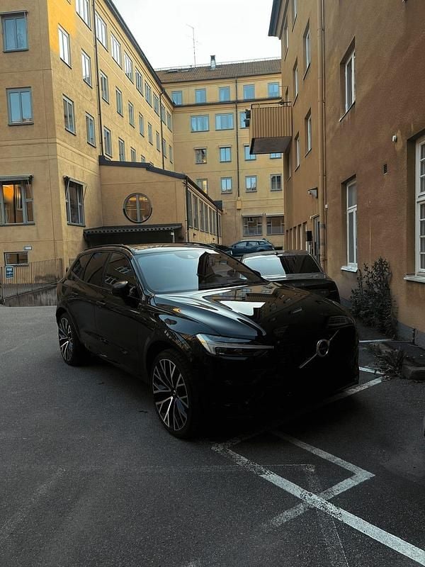 Svart metallic Begagnad 2021 Volvo XC60 R-Design SUV | 449 000 kr (Dyr) - Bild 1/4