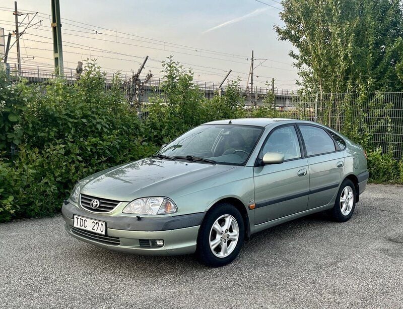 Grön Begagnad 2002 Toyota Avensis Halvkombi | 25 000 kr (Bra pris) - Bild 1/4