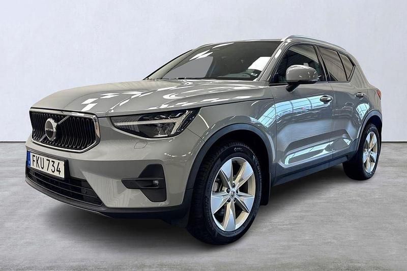 Grå Begagnad 2023 Volvo XC40 Core SUV | 349 900 kr (Marknadspris) - Bild 1/4