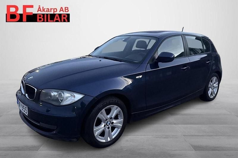 Mörkblå Begagnad 2011 BMW 118 Advantage Halvkombi | 72 500 kr (Marknadspris) - Bild 1/3