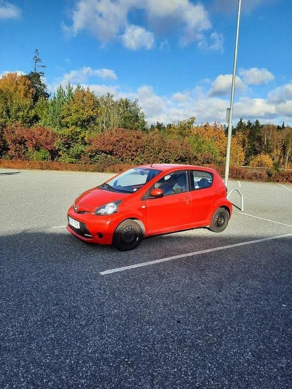 Röd Begagnad 2014 Toyota Aygo Halvkombi | 75 000 kr (Marknadspris) - Bild 1/4