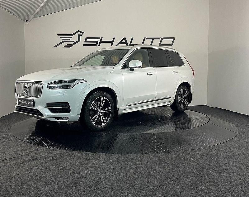 Vit (vit metallic) Begagnad 2018 Volvo XC90 Inscription SUV | 379 900 kr (Marknadspris) - Bild 1/4