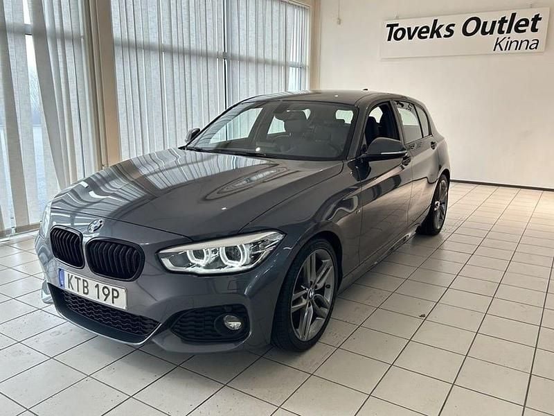 Grå Begagnad 2019 BMW 118 M Sport Halvkombi | 194 900 kr (Marknadspris) - Bild 1/4