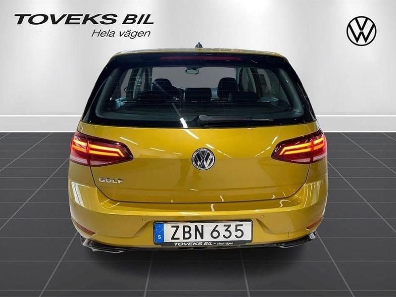 Begagnad VW Golf VII R-line Plus 110 HK (80 kW) 2018 Kurkuma yellow metallic
