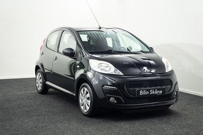 Svart Begagnad 2012 Peugeot 107 Halvkombi | 38 900 kr (Marknadspris) - Bild 1/4