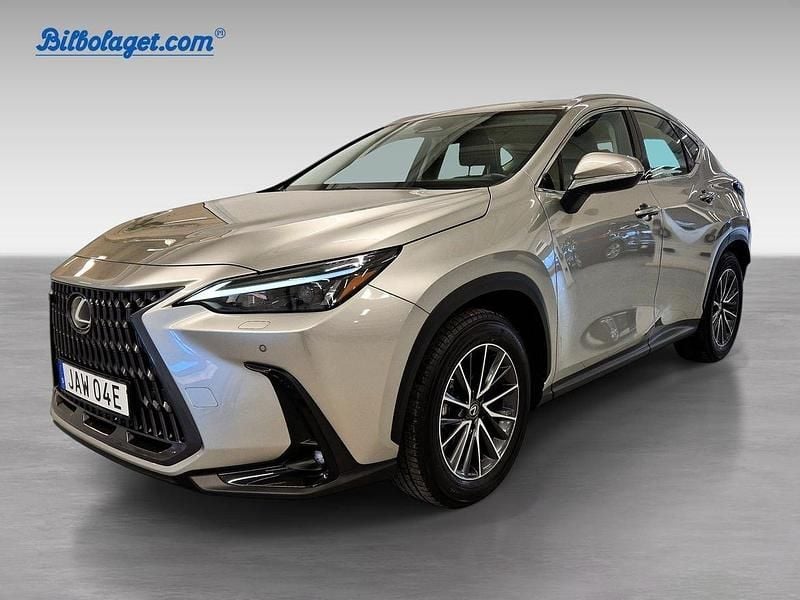 Grå Begagnad 2024 Lexus NX350h Business Edition SUV | 509 500 kr (Marknadspris) - Bild 1/4