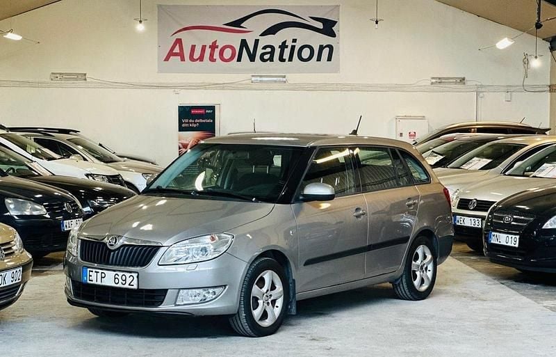 Ljusbrun (brun) Begagnad 2013 Skoda Fabia Elegance Kombi | 54 900 kr (Marknadspris) - Bild 1/4
