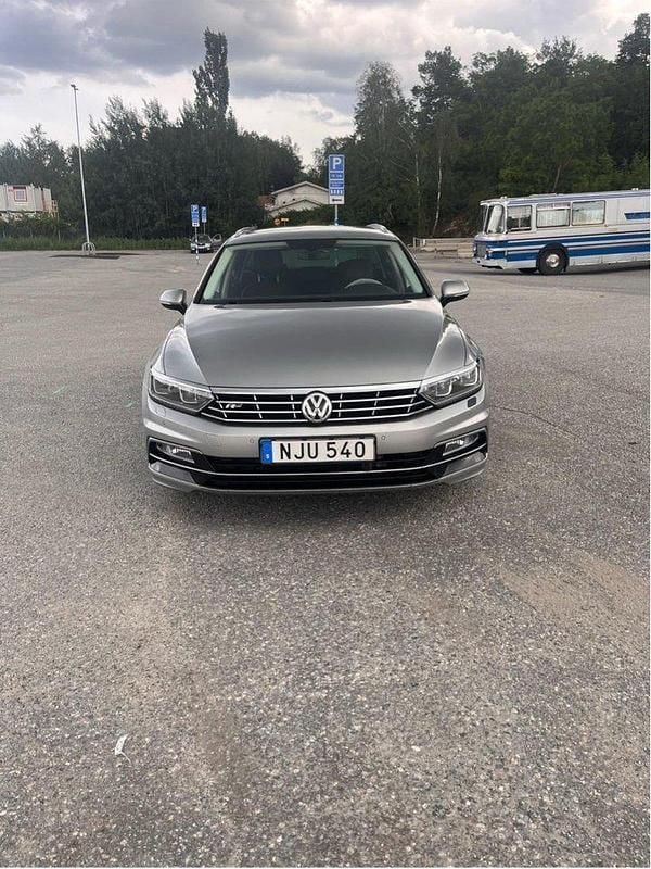 Silver Begagnad 2016 VW Passat GT Kombi | 140 000 kr (Marknadspris) - Bild 1/4
