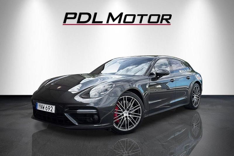 Grå Begagnad 2018 Porsche Panamera Turbo Sport Turismo Sedan | 739 900 kr (Bra pris) - Bild 1/4