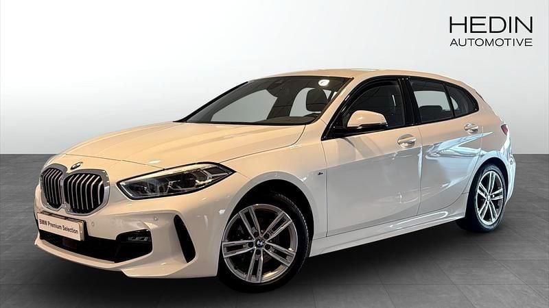 Vit (white) Begagnad 2022 BMW 118 M Sport Halvkombi | 238 700 kr (Marknadspris) - Bild 1/4