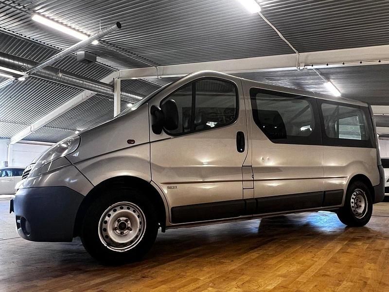 Begagnad Opel Vivaro 115 HK (84 kW) 2010 Grå Minibuss