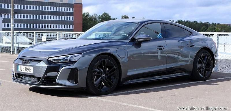Grå samma som bilen Begagnad 2024 Audi e-tron GT quattro Sedan | 939 000 kr (Lite dyr) - Bild 1/4