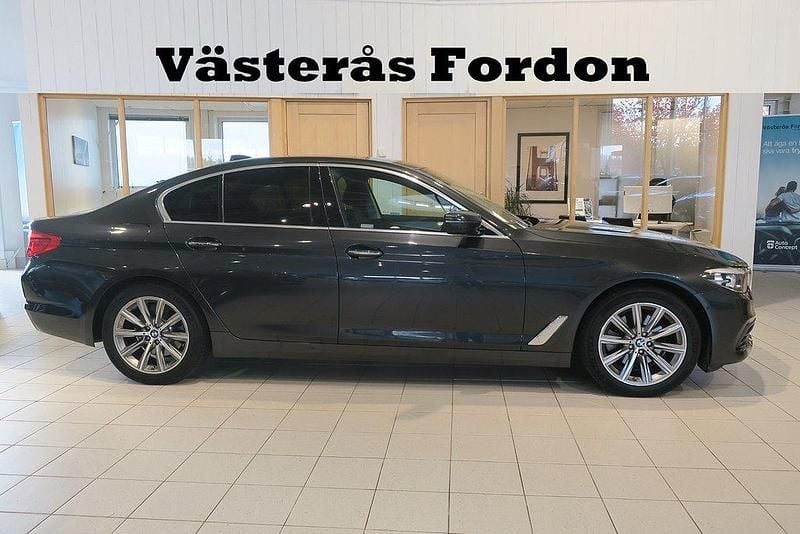 Grå Begagnad 2017 BMW 520 Sport Line Sedan | 269 900 kr (Bra pris) - Bild 1/4