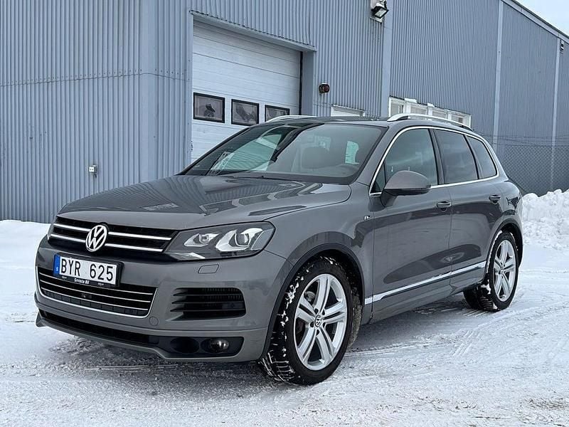 Ljusgrå Begagnad 2013 VW Touareg R-line SUV | 199 000 kr (Marknadspris) - Bild 1/4