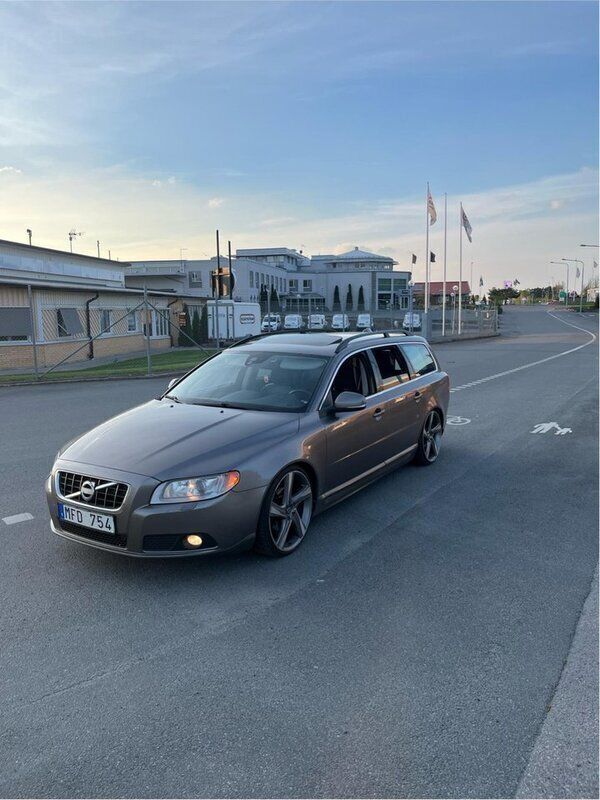 Grå Begagnad 2012 Volvo V70 Kombi | 90 000 kr (Dyr) - Bild 1/4