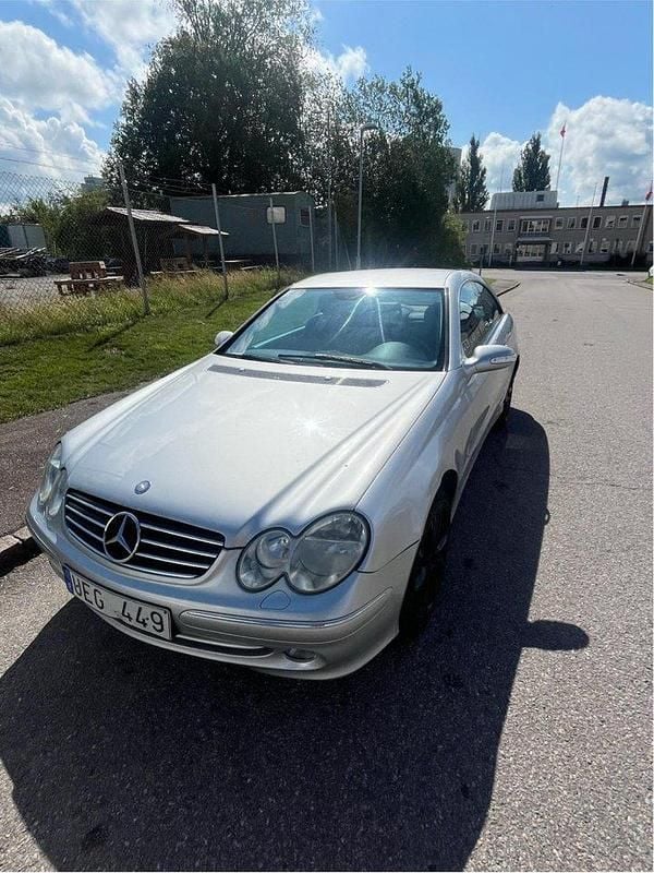 Grå Begagnad 2003 Mercedes CLK200 Avantgarde Sportkupé | 15 000 kr - Bild 1/4